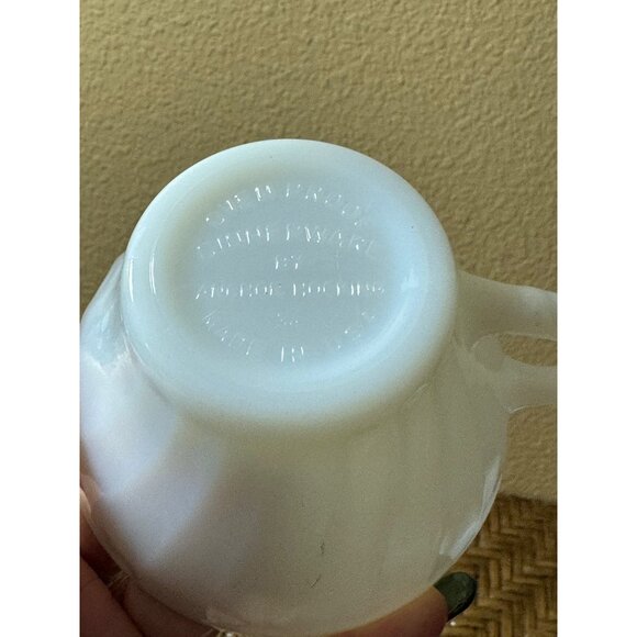 Anchor Hocking Fire King Swirl Cups And Saucers White Milk Glass 22k Gol… - Picture 2 of 5